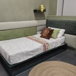 Cameretta Moderna con Letto Singolo e Pannelli Decorativi