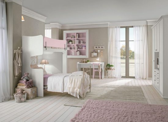 Camerette classiche romatiche bembine e ragazze per due sorelle